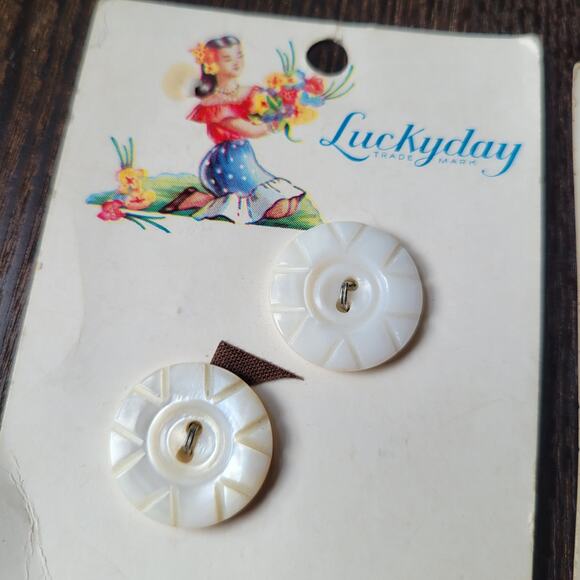 Vintage Lucky Day Genuine Peal Buttons on Original Card, White Shell 1930-40s - Picture 2 of 8